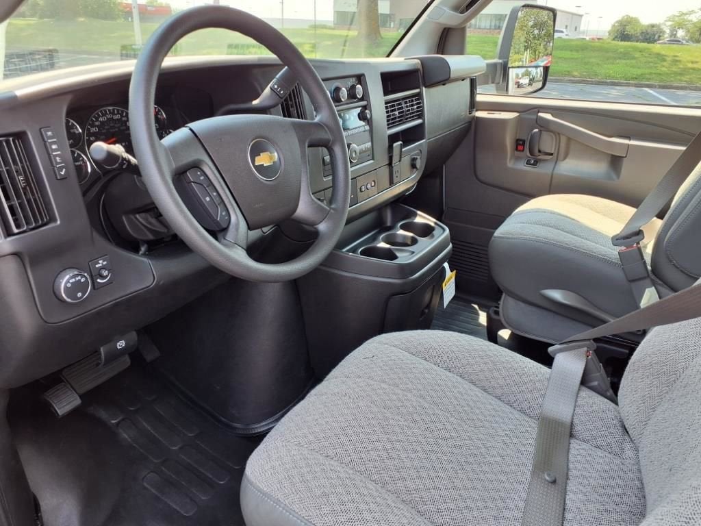 2025 Chevrolet Express Cutaway 3500 1WT