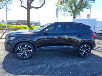 2022 Volvo XC40 T5 R-Design
