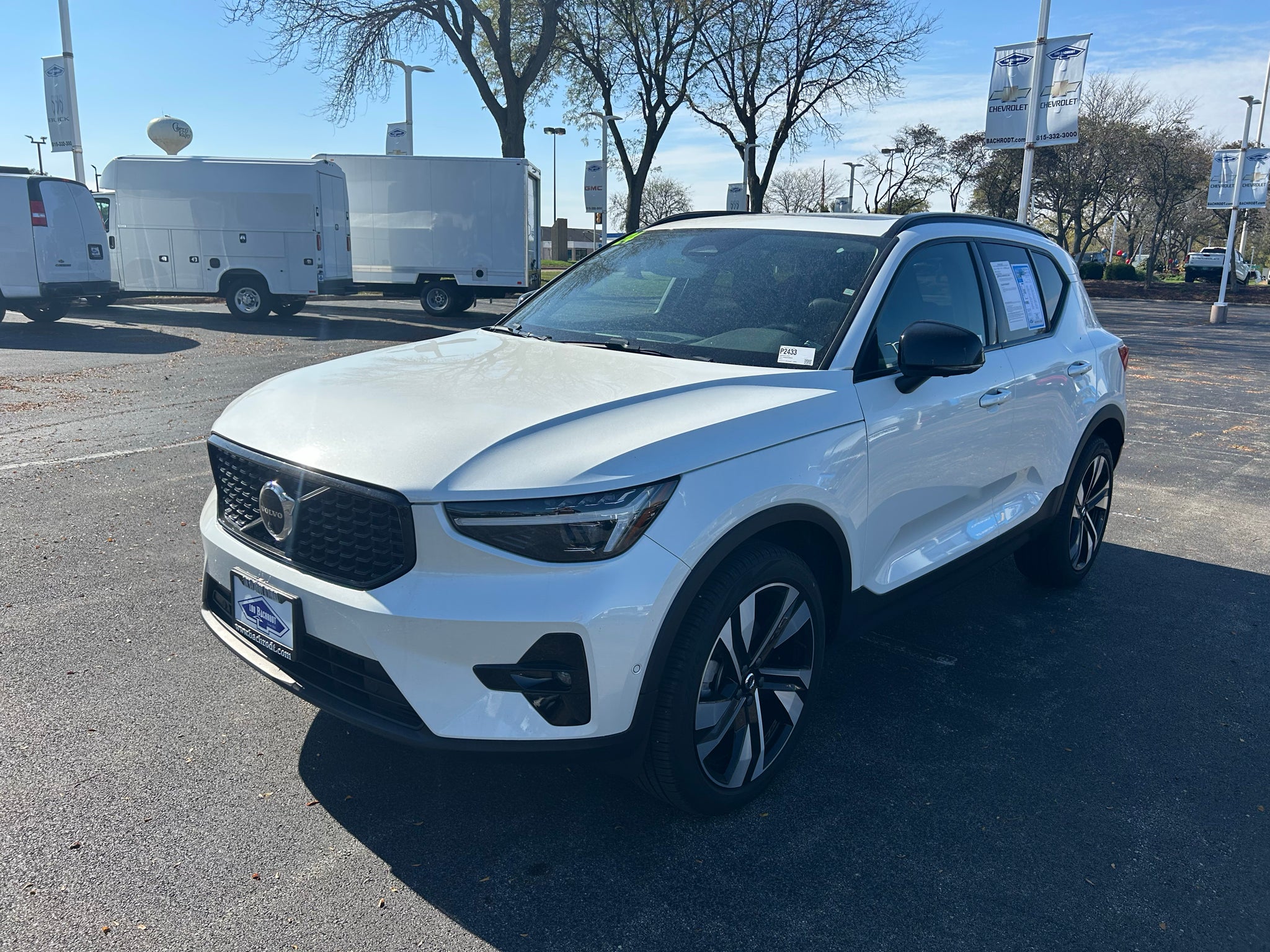 2024 Volvo XC40 B5 Ultimate Dark Theme